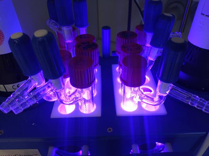 Chemists use this experimental setup for photochemical reactions.